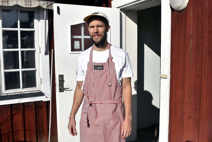 Johan Hjalmarsson blev intresserad för bakning redan som liten. "Det är kul att prova sig fram, som att pyssla", säger Johan som här står utanför det som ska bli entré till hans bageri i det gamla Snickeriet i Säter. Foto: Pär Sönnert