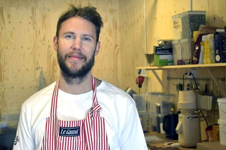 "Bakningen har alltid funnits med mig och jag har alltid hittat tillbaka till bakningen när livet har känts tungt. Men jag trodde kanske inte att det skulle bli en sådan här kärleksaffär", säger Johan Hjalmarsson. Foto: Pär Sönnert