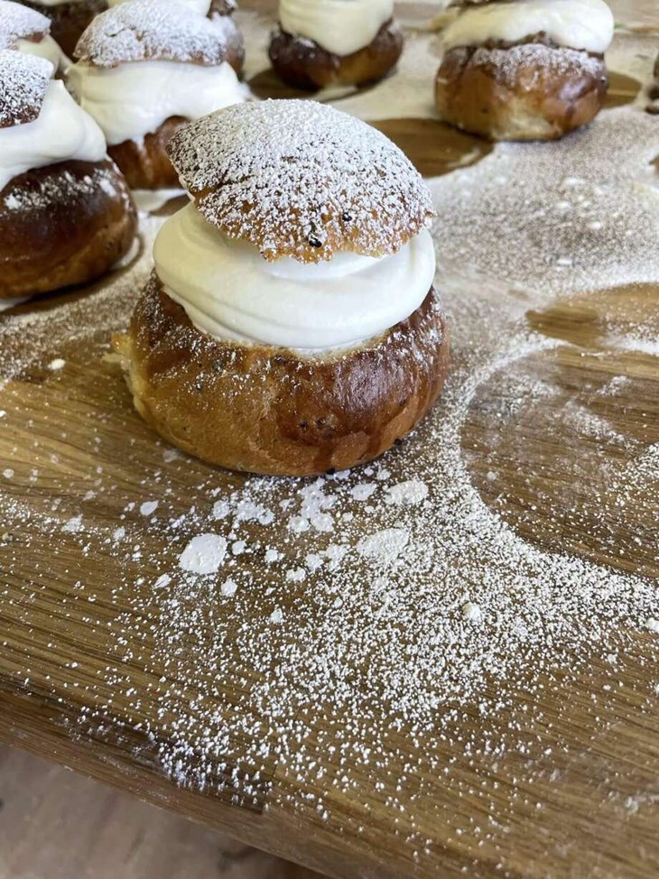 Lagom till fettisdagen smygöppnade Johan sitt bageri genom att erbjuda semlor. Han fick stänga beställningarna när 220 semlor hade beställts. Foto: Privat