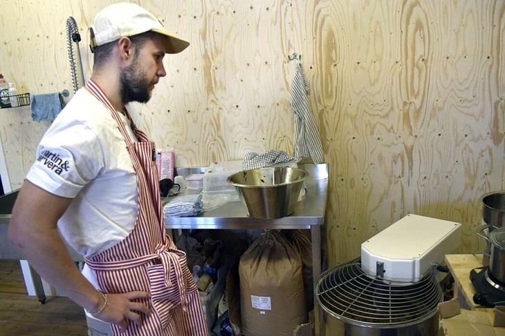 Johan Hjalmarsson inspekterar degblandaren som han nyligen införskaffat. Dagen före Lokalt i:s besök hos Johan hade han ropat in en kyl och en frys på auktion. "Jag bör få hit dem inom kort och det kommer att göra stor skillnad. Då kan jag preparera mycke