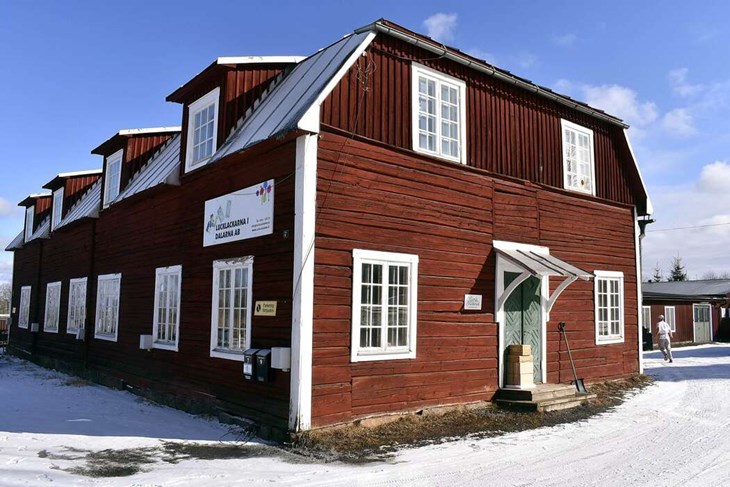 I det gamla snickeriet intill Folkets hus i Säter har det drivits ett kafferosteri i fem år. Nu har även ett bageri flyttat in i lokalen, där det fortfarande finns gott om ledigt utrymme. Foto: Pär Sönnert