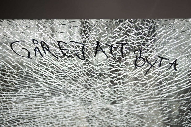 "Går ej att byta" står på vissa av de krossade rutorna, men säkerhetschef David Helsing påtalar att intentionen är att alla rutor ska vara hela då dessa skyddar mot brand. Foto: Sara Flodin