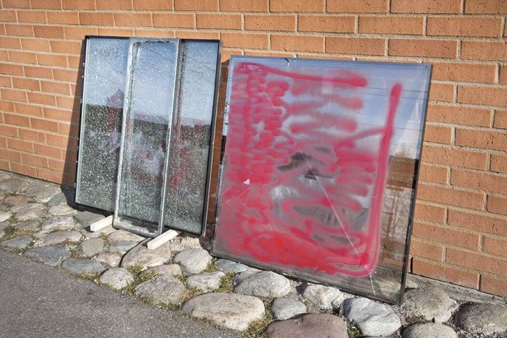 Även regionen har fått rutor förstörda. Foto: Sara Flodin