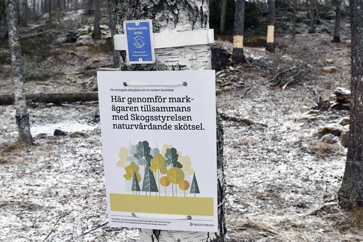 En skylt vid parkeringen informerar om det pågående projektet. Foto: Pär Sönnert