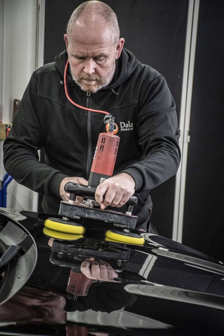 Jörgen har gjort många timmar med polermaskinen. Foto: Christian Larsen