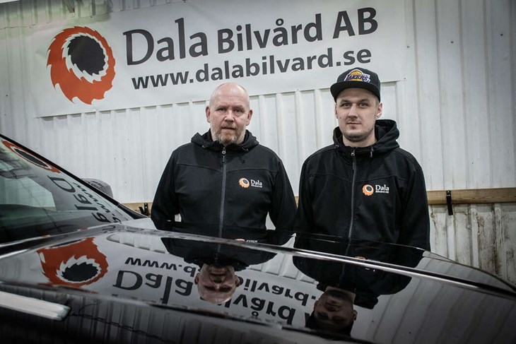 Jörgen Wikholm och Robert Bergkvist på Dala Bilvård, som håller till längs Ivarshyttevägen i Hedemora, berättar att samarbetet mellan branschföretaget i området sker tätt. Foto: Christian Larsen