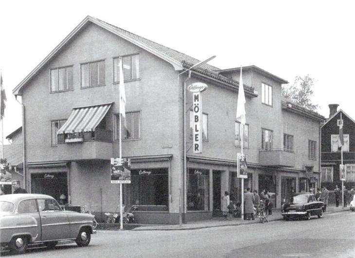 1939 byggdes en fastighet vid Bragegatan med affärslokaler för att kunna visa och sälja möbler, en verksamhet som fortgår än i dag. Bilden är från 1961. Foto: Privat