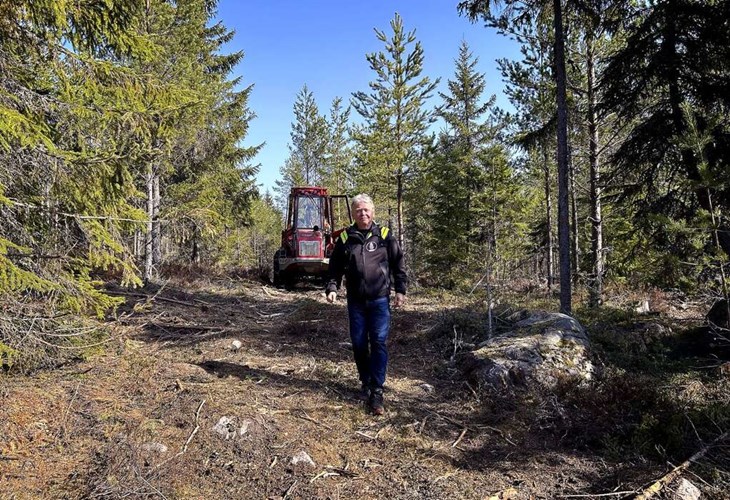 Dan Hallin sadlade om från it-branschen till skogsbruk med fokus på hållbarhet. "Det här är det roligaste, mest meningsfulla och kreativa jobb jag haft. Jag känner att jag gör nytta," säger han. Foto: Karin Diffner
