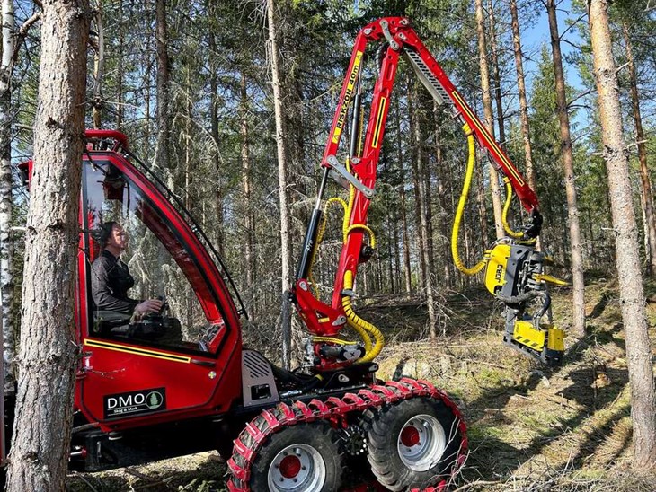 Gregor Schreiber sköter skördaren och håller här på med gallring av en skog i Klysnan mellan Koppslahyttan och Skenshyttan. Foto: Karin Diffner