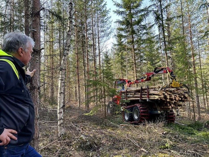 Oliver Gundersson är den som lastar på och kör ut det gallrade ur skogen. Skotaren är liten och väger under tre ton vilket inte ska ge så breda eller djupa spår i skogen. Foto: Karin Diffner