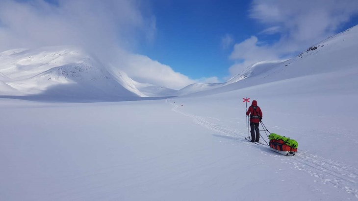Här visar fjällvärlden sig från sin lugna sida med klarblå himmel och fina spår. Andra dagar var tuffare för Jesper och Britta med snöstorm, motvind och branta uppförsbackar. Foto: Privat