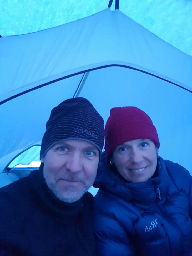 Fem vilodagar var inplanerade men ytterligare tre behövdes på grund av storm. Oftast bodde Jesper och Britta i sitt tält men även i stugor och på hotell. Foto: Privat