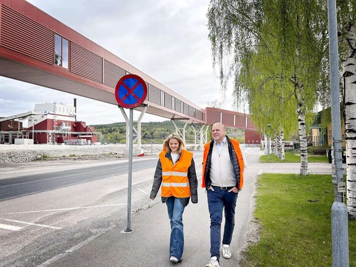 Lexie Michelson följde med pappa Peter Michelson som är vd för Ecodatacenter i Kvarnsveden till jobbet en dag. "Det ska bli häftigt att se när allt växer fram här", säger hon. Foto: Karin Diffner