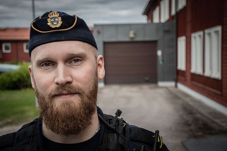Robert Rönnerholm befann sig på den uppmärksammade polis Anna Erikssons föreläsning i Hedemora när dörrknackningarna pågick och förundrades: "Det fanns knappt några män i publiken. Jag skulle vilja sträcka ut en hand att fler män ska engagera sig i den hä