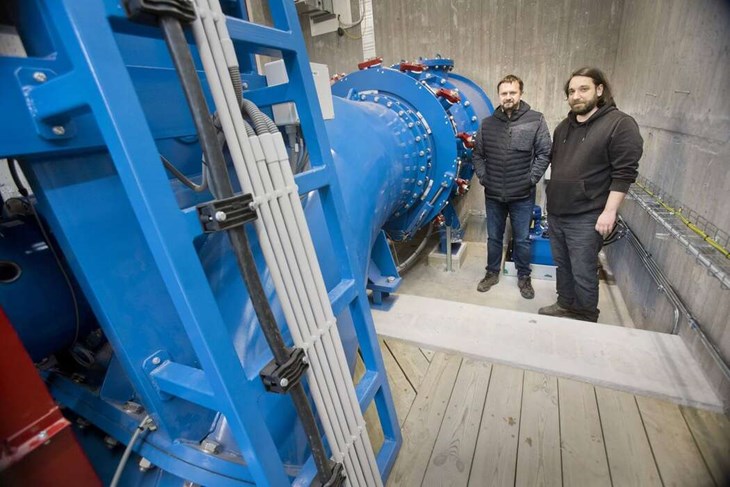 Mikuláš Tuma och Martin Draessler från Tjeckien har installerat teknologin som styr vattenkraftverket. Foto: Sara Flodin