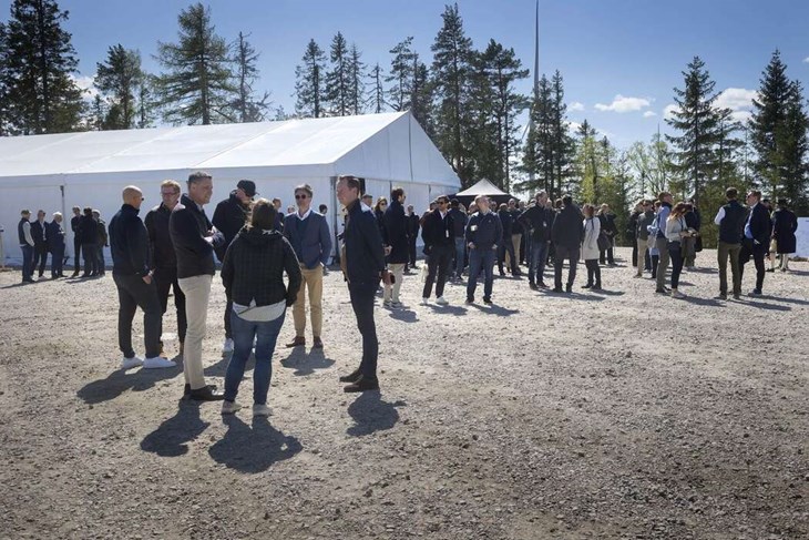 Ett stort antal av SR Energys medarbetare deltog på invigningen av vindkraftsparken. Foto: Sara Flodin