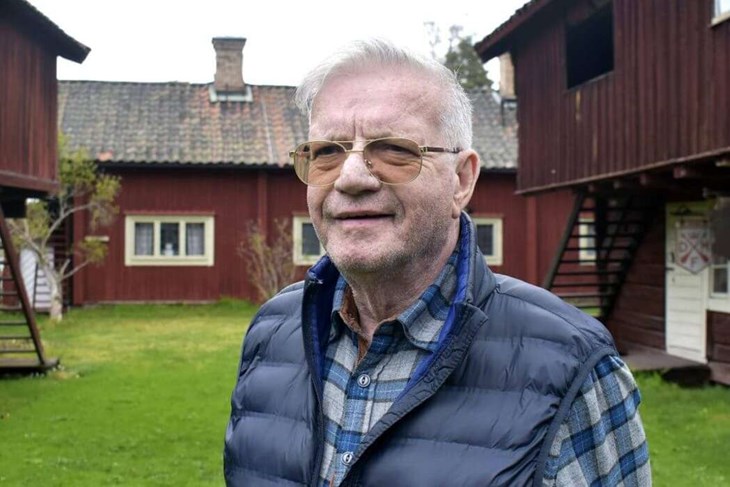 Varje fredags-, lördags- och söndagseftermiddag hela sommaren håller museivärden Kurt Fosselius guidade visningar av hembygdsmuseet Åsgårdarna. "Jag har en speciell rutt som jag går, som ungefär 45 minuter, om de inte har för många frågor", säger han. Fot