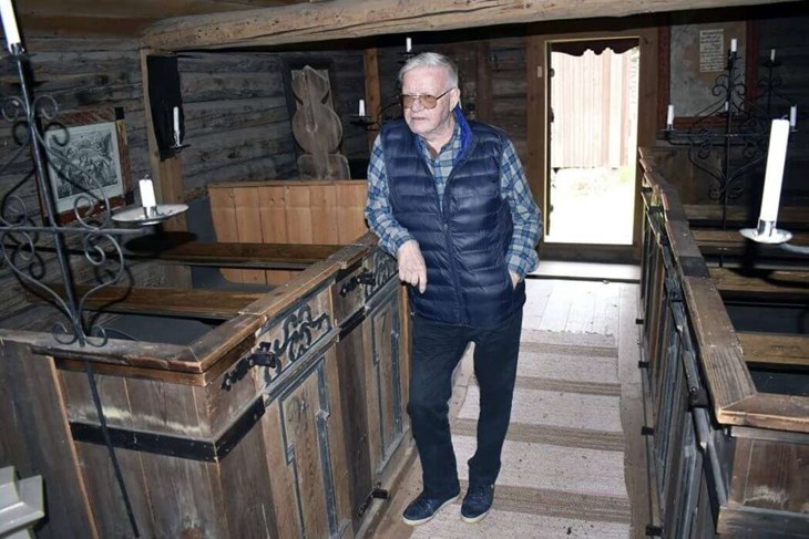 Kurt Fosselius inne i kapellet, som kom till först på 1940-talet även om själva byggnaden är från 1600-talet. En period hade han även vägkyrka i kapellet. "Då skulle jag hålla en kort andakt varje dag, det var trevligt. Men om jag råkade bli sen någon gån