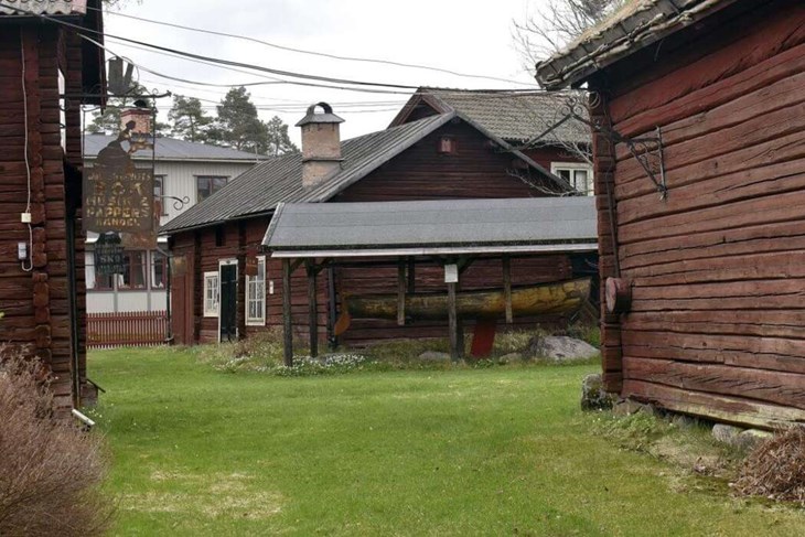 Hembygdsmuseet Åsgårdarna ligger mitt i Säter, på Åsen – därav namnet. Åsgårdarna innehåller totalt 23 byggnader och invigdes 1923. Foto: Pär Sönnert