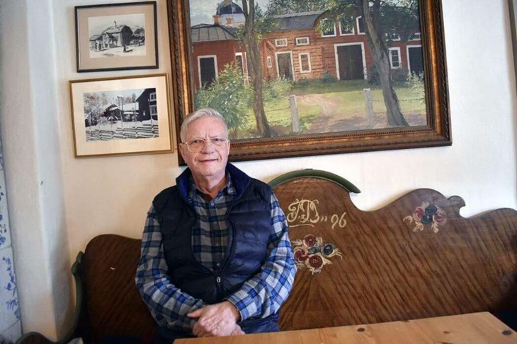 Kurt Fosselius inne i Myntmästargården där det tidigare år varit servering under hela sommaren. "Men så blir det inte i år, förutom vid nationaldagen och Lilla midsommar", säger han. Foto: Pär Sönnert