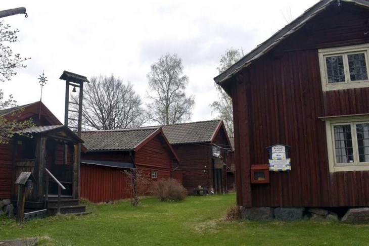 Till vänster skymtar kapellet, med den klocka som Kurt Fosselius ringer i när det vankas dop eller vigsel i kapellet. Foto: Pär Sönnert