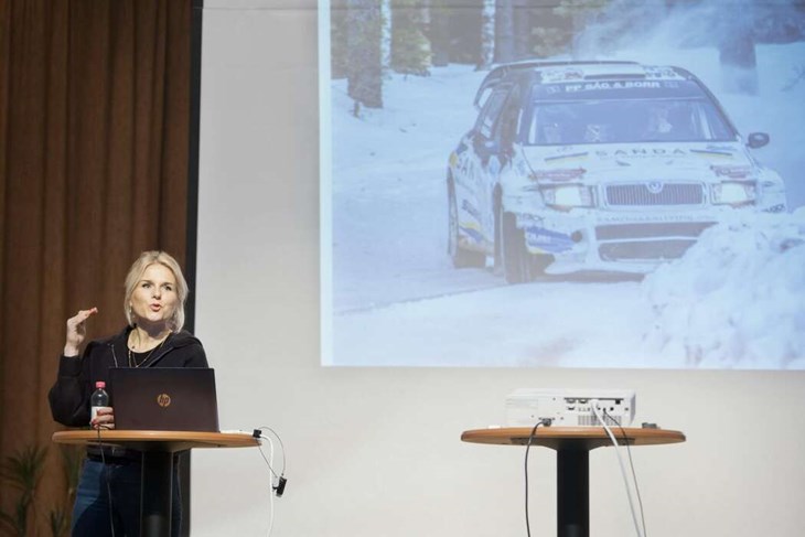 Ramona har vunnit SM i rally och 2010 utsågs hon till Årets Rallyförare av tidningen Bilsport. Hon har även varit jurymedlem i programmet "Sveriges värsta bilförare" på TV4. Foto: Sara Flodin