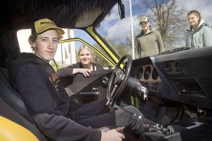 Adam Sandberg fick chans att visa upp sin A-traktor för Ramona. Bilen var "ett vrak" innan den byggdes om, upplyste Adam. Foto: Sara Flodin
