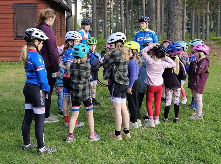 Borlänge CK:s elitcyklist Elin Karlsson (svart hjälm och ledarväst) har varit med på måndagsträningarna. Foto: Privat