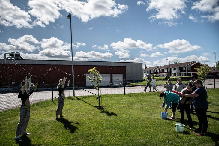 Rebecka, närmast i bild, tyckte att bevattningen av djuren var det roligaste inslaget. Foto: Christian Larsen