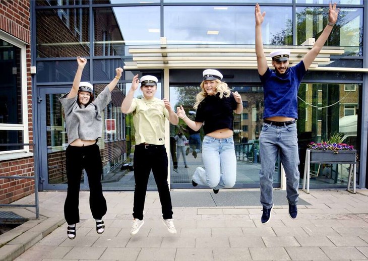 Fredagen den 13 juni tar Alva Törneman, Erik Forss, Selma Grop, Jonathan Abboud och 150 andra elever studenten från Hagagymnasiet. Det är den sista kullen som gör det innan skolan flyttar och byter namn till Alice Lundsgymnasiet. De är nöjda med sin skolt
