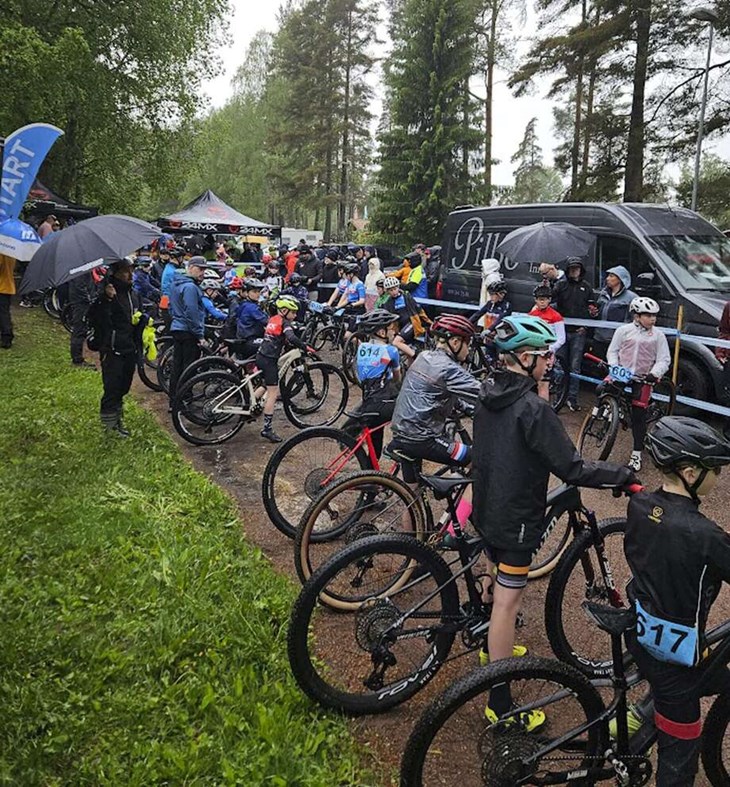 Ivrig väntan på att få komma in i startfållan. Ivar Styffe och Theodor Grading Ebberstein från Borlänge CK syns som tredje och fjärde cyklist från höger. Foto: Cecilia Dahlgren