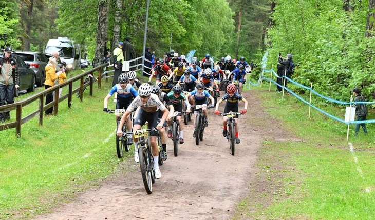 Till höger, nummer 405, syns Borlänge CK:s Arvid Eriksson. Foto: Cecilia Dahlgren