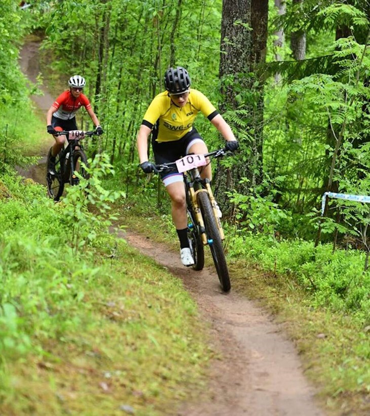 Borlänge CK:s Elin Karlsson far fram i skogen. Foto: Cecilia Dahlgren