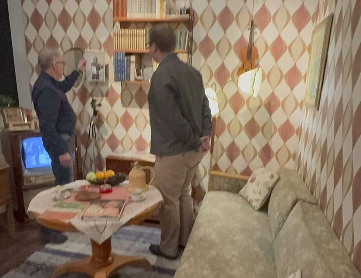 Museiintendenten Stefan Lindfors tog emot porträttet av Simon Karlsson, från tv-podcasten Tv-fabriken. Foto: Tv-fabriken