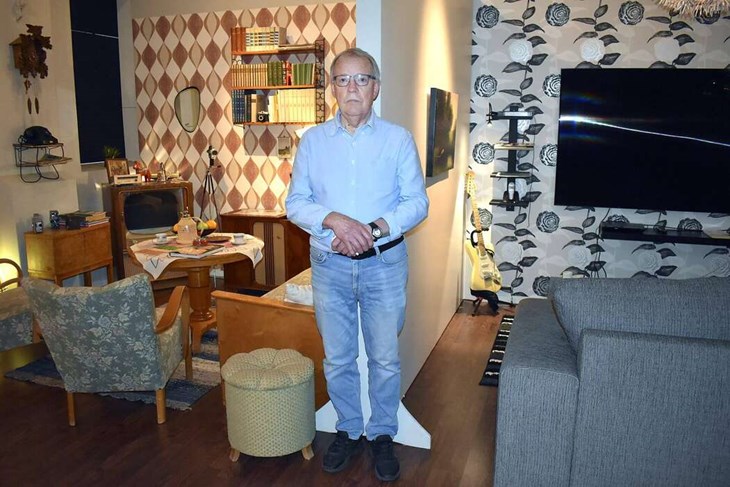 Stefan Lindfors, fotograferad mellan två av de epoker som byggts upp i Biograf- och Tv-museet. Porträttet av Bianca Ingrosso sitter numera längst till vänster på väggen som ses till vänster, i 50-talsrummet. Foto: Pär Sönnert