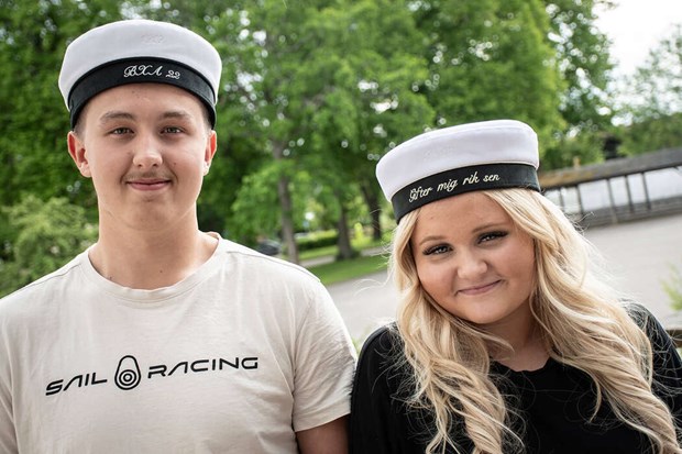 Jobb och lumpen stundar för studenterna Clara och Max