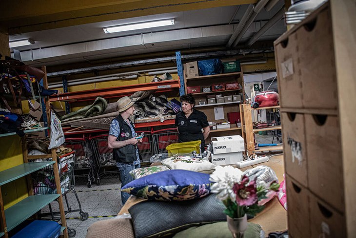Monica i samtal med Olof Eng, som arbetat på Erikshjälpen i över tio år. Foto: Christian Larsen