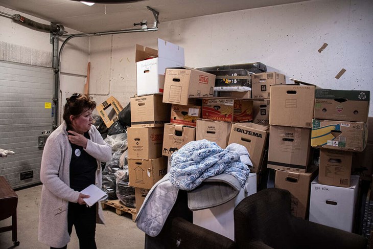 Bistånd för utskeppning. Alla kartonger ska till utlandet. Foto: Christian Larsen