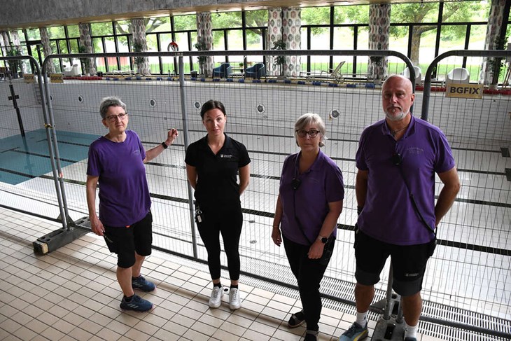 Kristina Haräng, Jonna Björklund, Gunilla Jansson och Mikael Persson framför den tömda 25 metersbassängen i Vasahallen. Foto: Jens Wikholm
