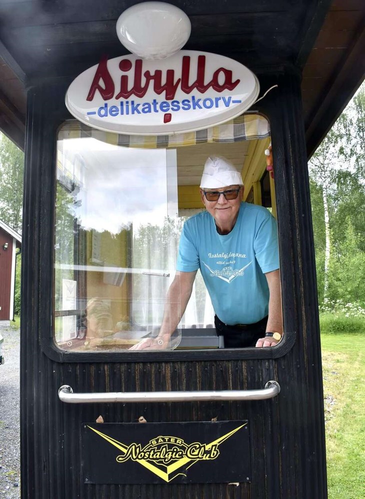 Rune Stornils i den korvkiosk som Nostalgic Club använder under Nostalgidagarna. "Den elektriska Sibyllaskylten fick vi till skänks. Ägaren ville bara ha en korv med bröd som betalning", säger han. Foto: Pär Sönnert