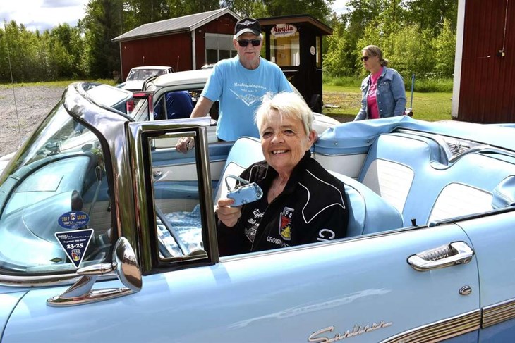 Märta Stornils bakom ratten till en Ford Sunliner 1956. Maken Rune hade matchat sin klädsel med bilens färg medan Märta visar upp en matchande minihandväska. Foto: Pär Sönnert