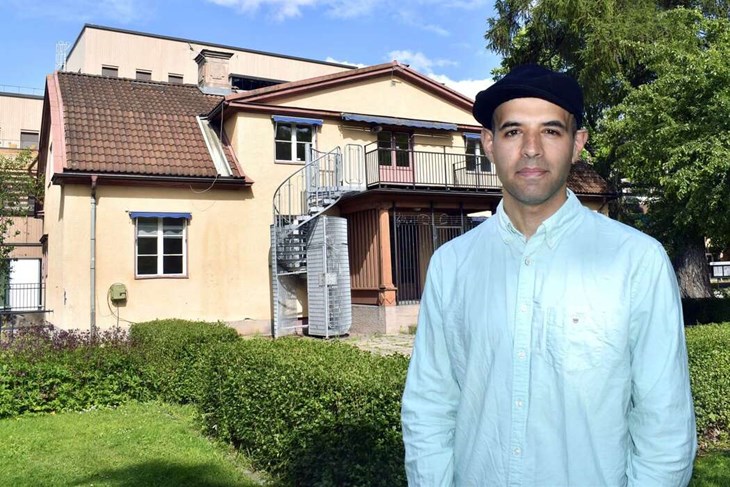 Omid Massali driver Galleri Svarta Gran med sin fru Petra Wåhlin Massali. Galleriet stängdes när paret flyttade till en ny bostad men dyker upp som en så kallad pop up-utställning i huset där Jussi Björkling-museet tidigare höll till. Den 12 juli öppnar u