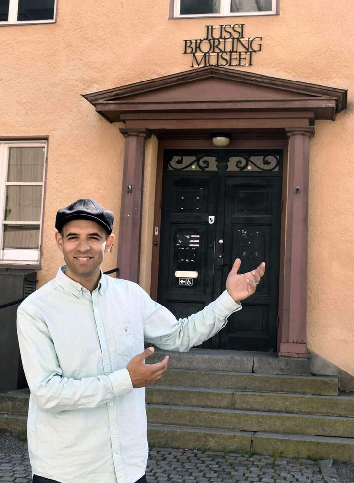 Omid Massali framför entrén till Jussi Björling-museet där Galleri Svarta Grans sommarutställning invigs den 12 juli. Foto: Pär Sönnert
