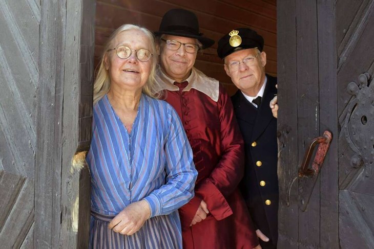 Karin Hästö, Jon Bodin och Jan-Åke Forsgren kikar fram ur porten till Lindbomska gården i centrala Säter. Historisk Vecka anordnas den 2-17 augusti och Säterstampen hålls den 9 augusti. Foto: Pär Sönnert