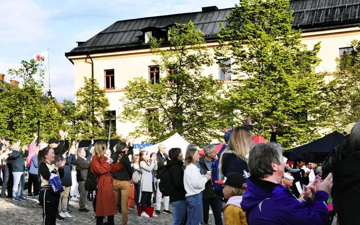 Stora torget i Falun antar formen av ett festivalområde när miljonsuccén tillika hemmasönerna i Bolaget fixar stor sommarfest nästa lördag. Foto: Sonny Jonasson/Arkiv
