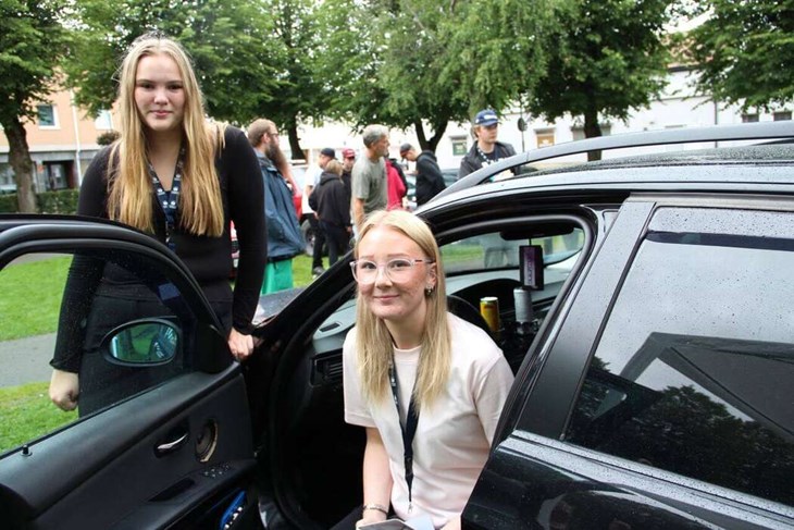Fanny Löfqvist vid ratten och kompisen Elsa Palmborg kör EPA men är också deltagare på ungdomsgården UNKAN som svarade för EPA-utställningen.
