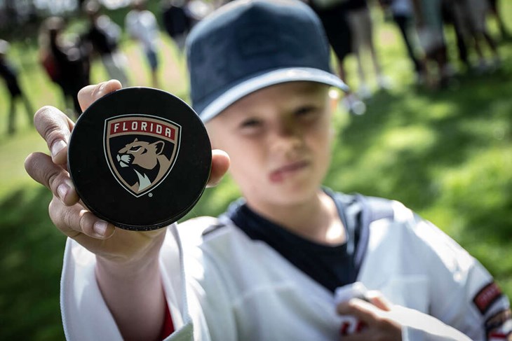 Ludvig med pucken som skulle signeras. Foto: Christian Larsen