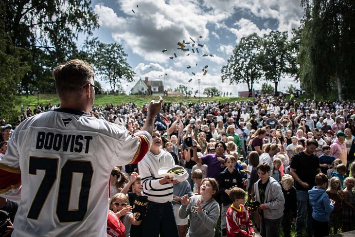 Med en försenad pokal kunde godisregnet pågå i lugn och ro. Foto: Christian Larsen