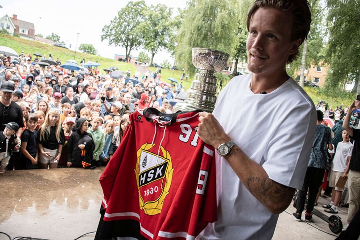 Boqvist mottog en matchtröja från sin moderklubb Hedemora SK. Foto: Christian Larsen