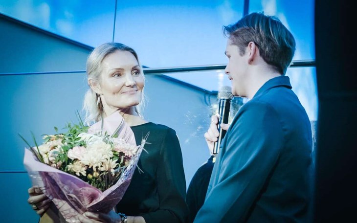 Under förra läsåret fick Malin Siljendahl ta emot 100 000 från Tim Bergling Foundation för sitt arbete, något hon tänker använda för att föreläsa om psykisk hälsa. Foto: Privat